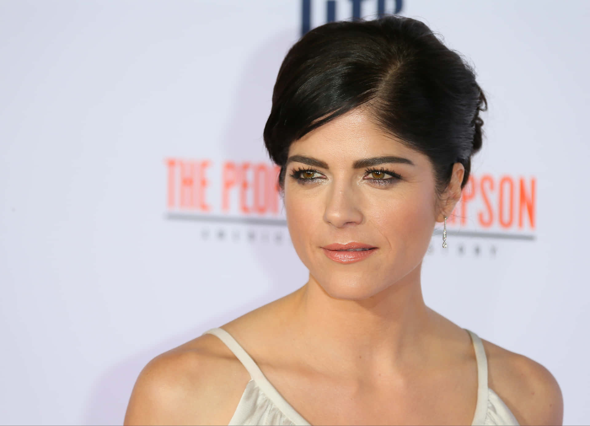 Selma Blair posing in an elegant outfit, smiling charmingly for the camera Wallpaper