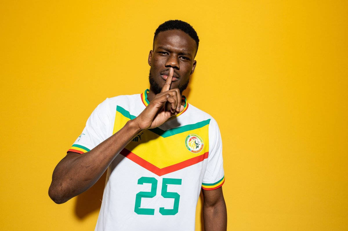 Il Giocatore Della Nazionale Di Calcio Senegalese Mamadou Loum Sfondo