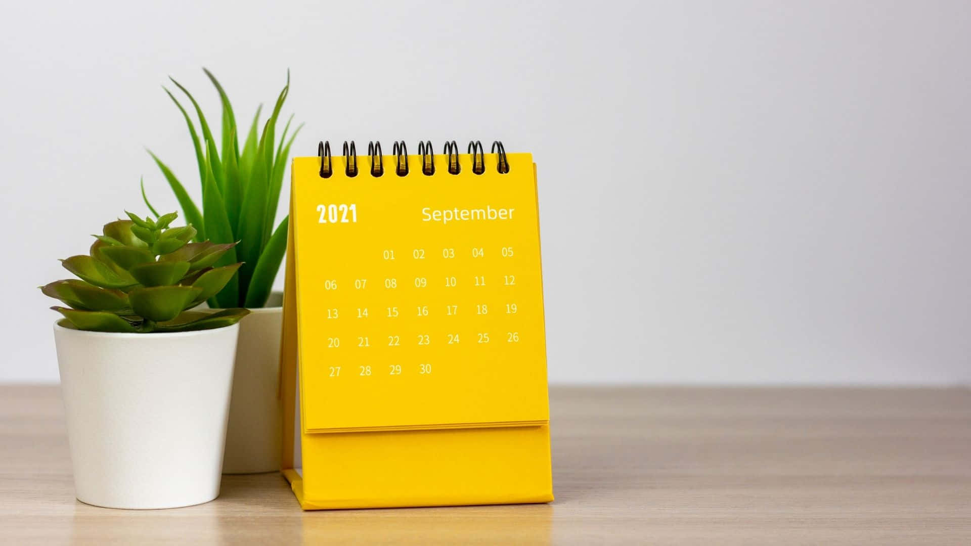 En gul kalender på et bord Wallpaper