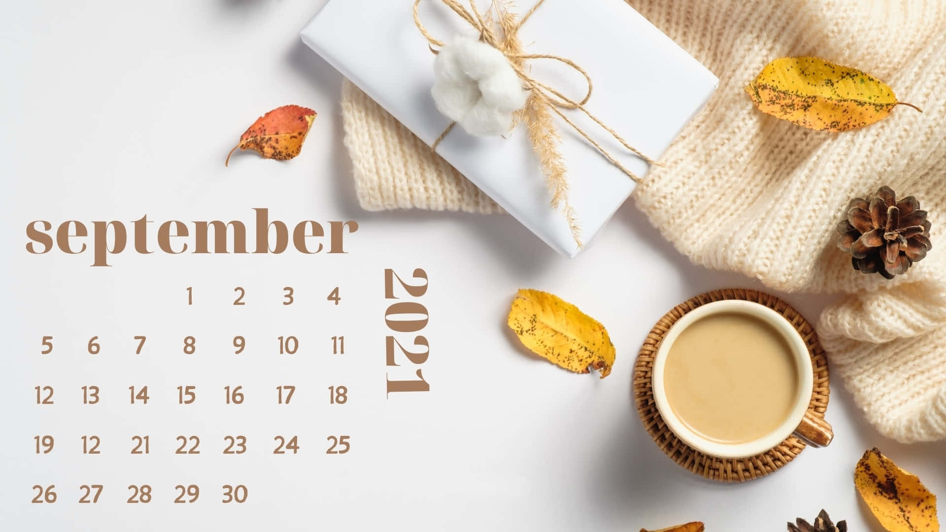 Kalender for september 2020 med en kop kaffe og efterårsblade som baggrund. Wallpaper