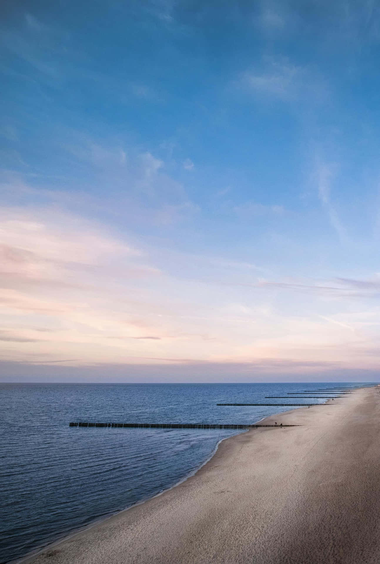 Serene Beach Dusk Skyline Wallpaper