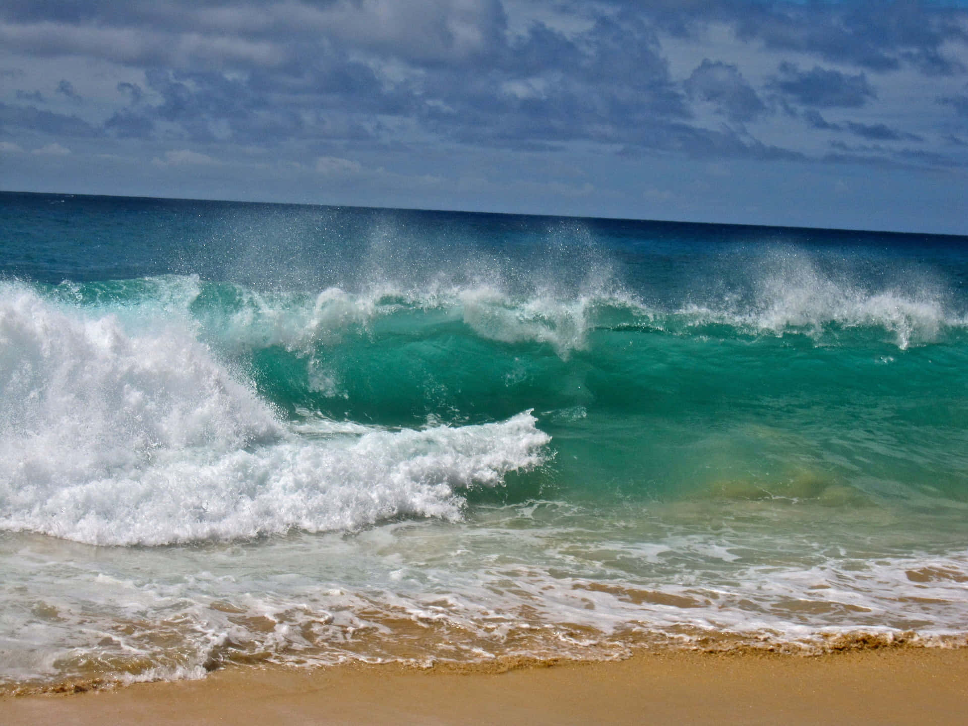 Serene Beach Waves Wallpaper