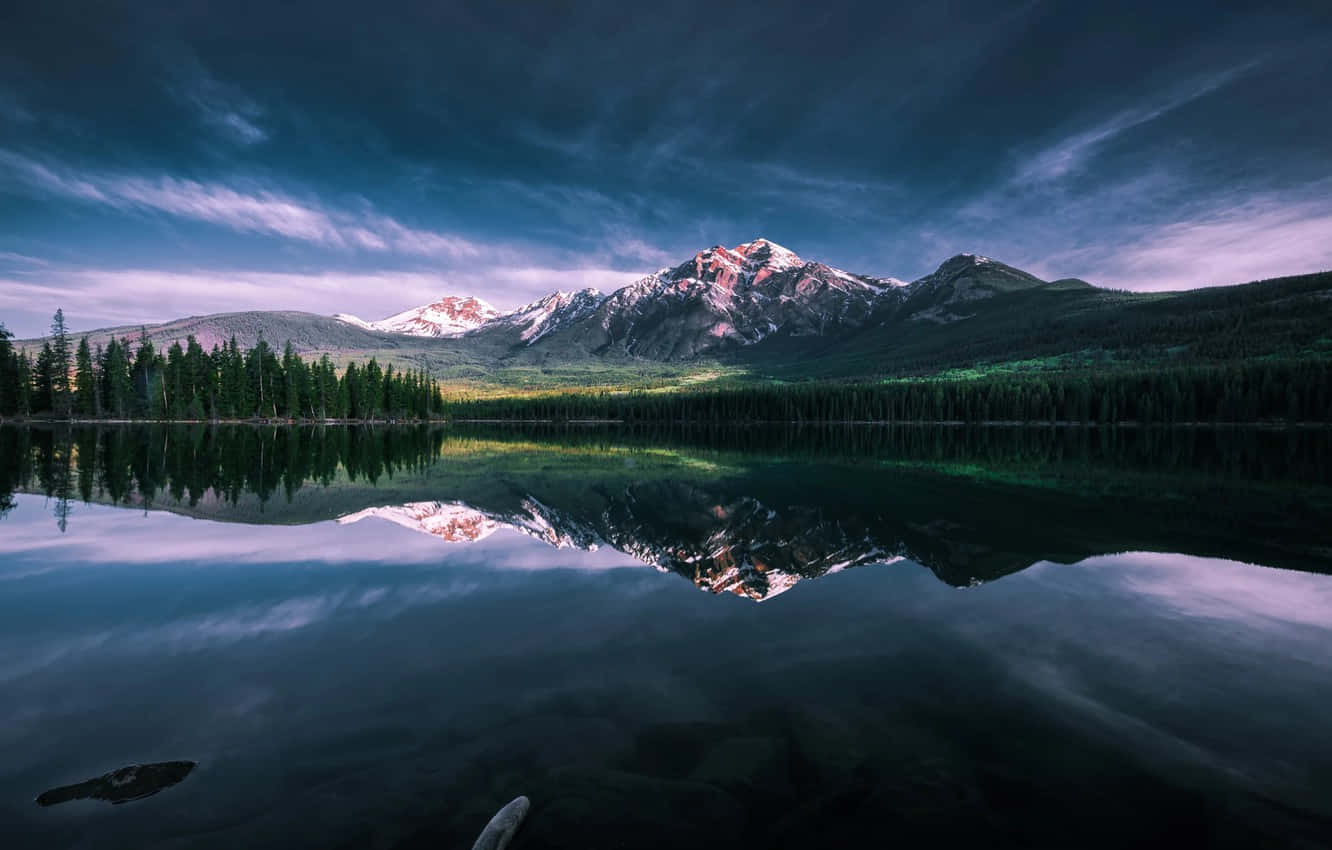 Aguatranquila Del Lago En El Parque Nacional Jasper. Fondo de pantalla