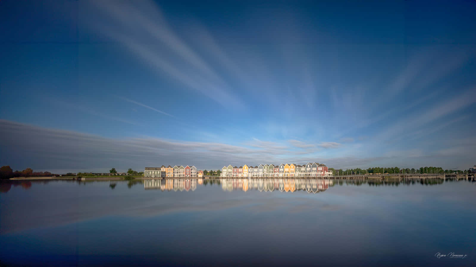 Serene Lakeside Reflections Houten Wallpaper