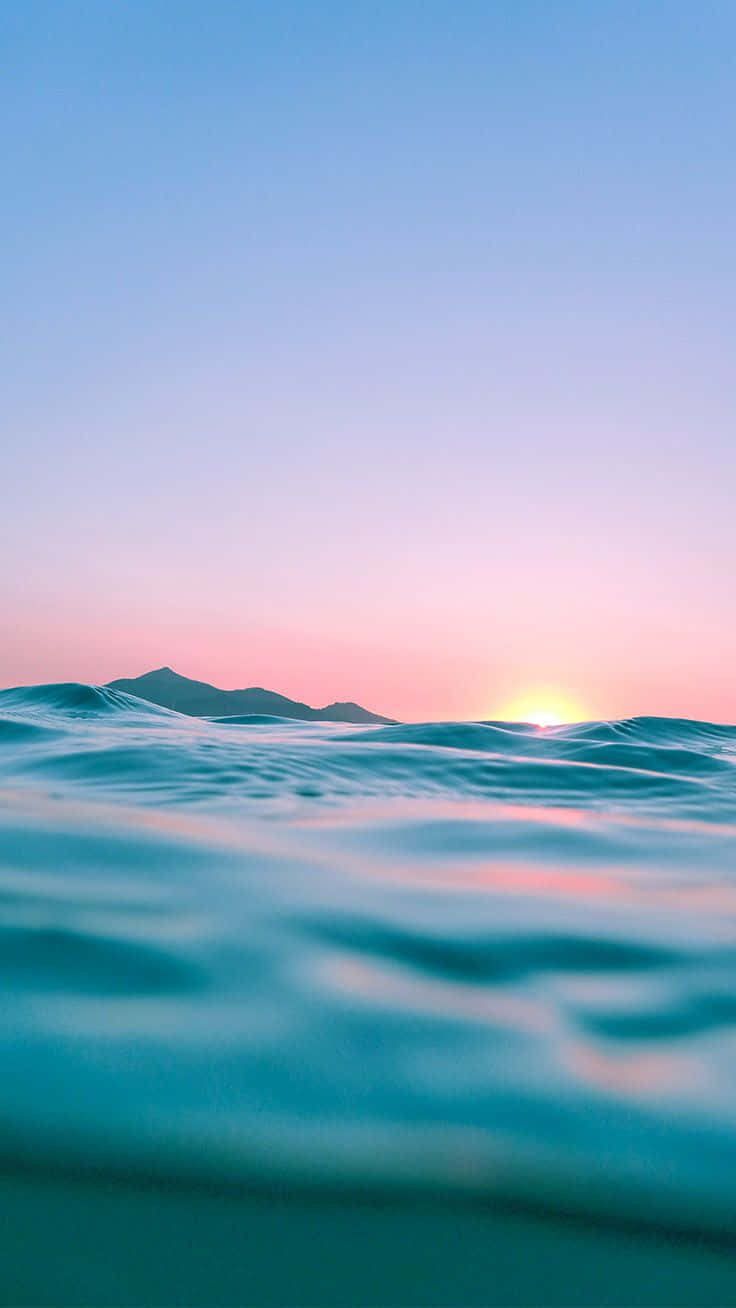 Serene Sunset Ocean Waves Wallpaper