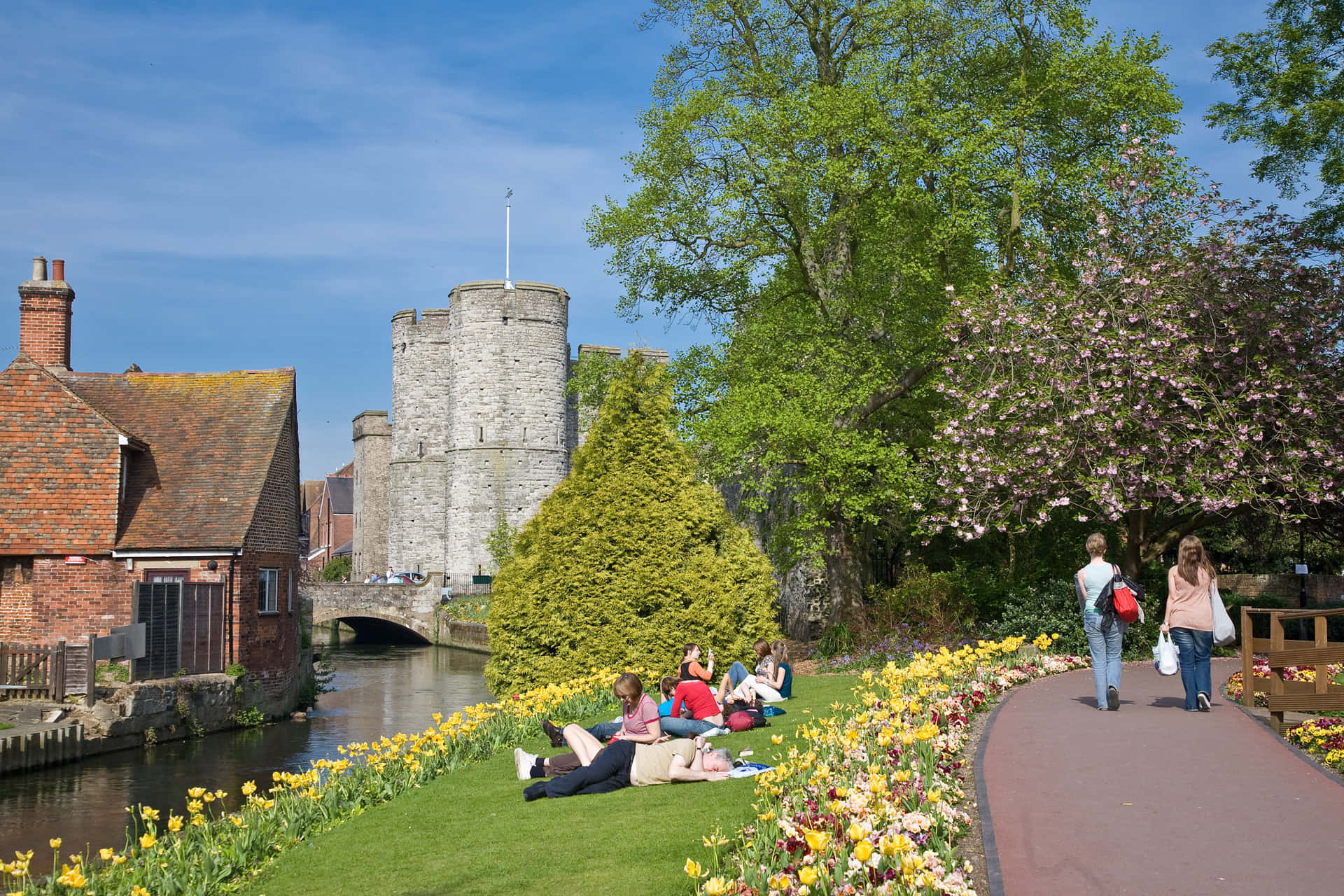 Senja Yang Tenang Di Atas Katedral Canterbury Wallpaper