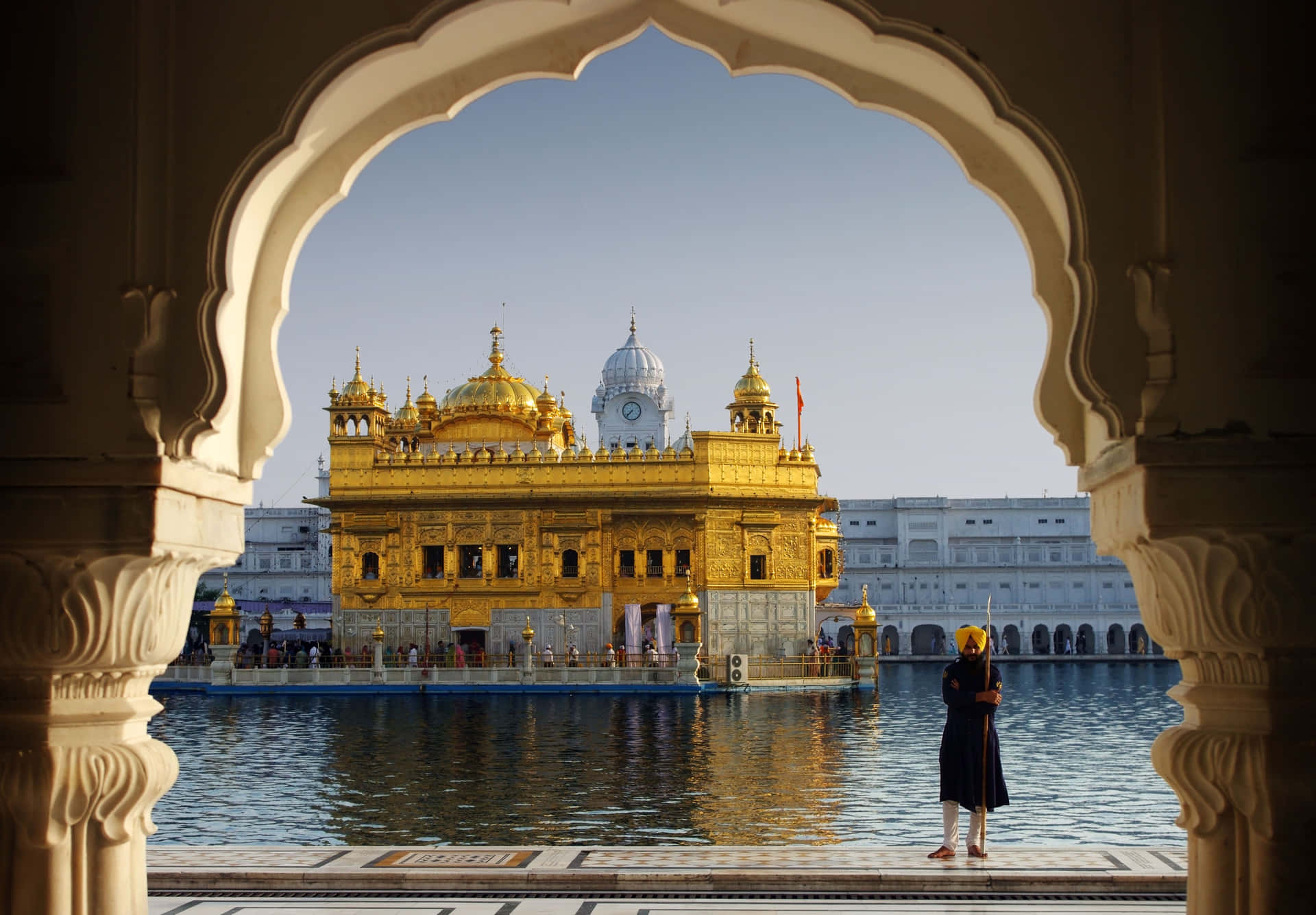 Serenissimotempio D'oro Che Si Riflette Nell'acqua Del Sacro Sarovar Di Amritsar.