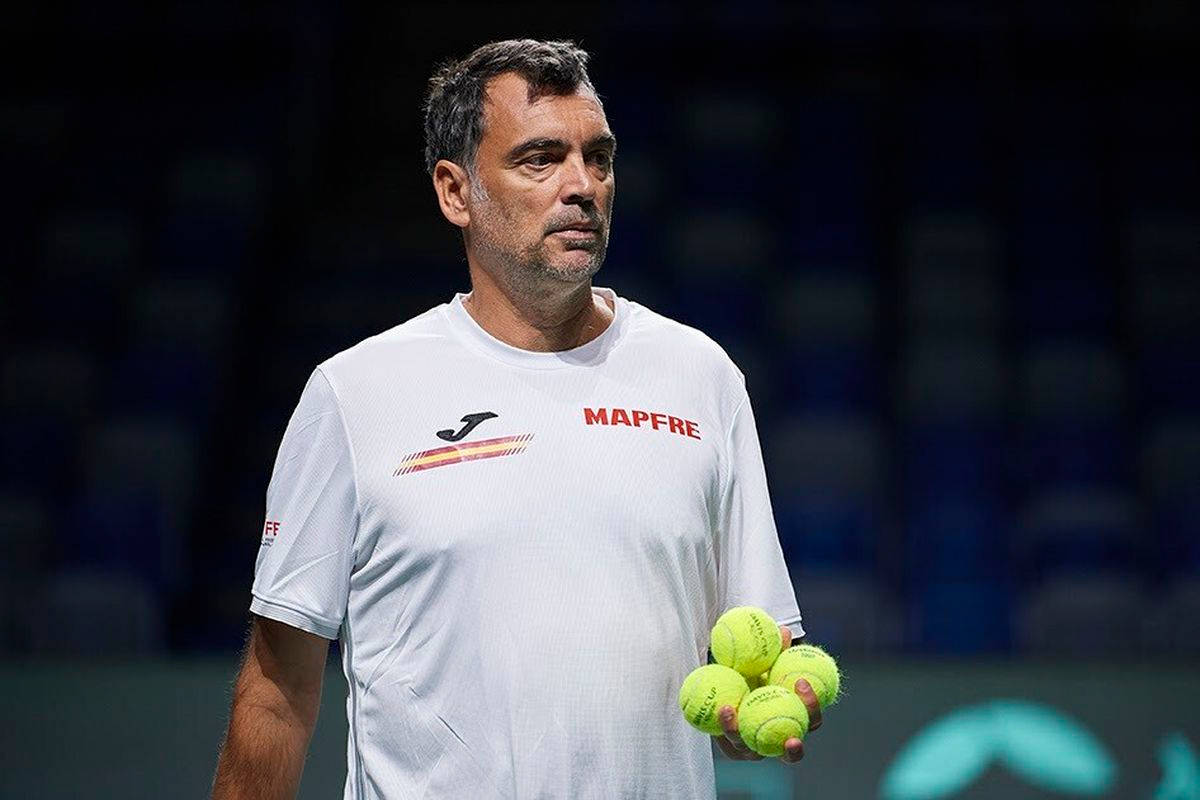 Sergi Bruguera With Tennis Balls Wallpaper