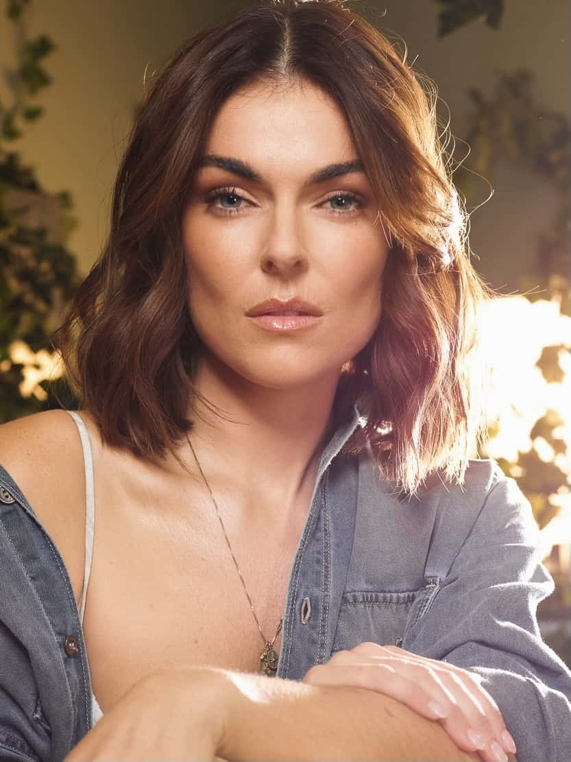 Serinda Swan Zonovergoten Portret Achtergrond