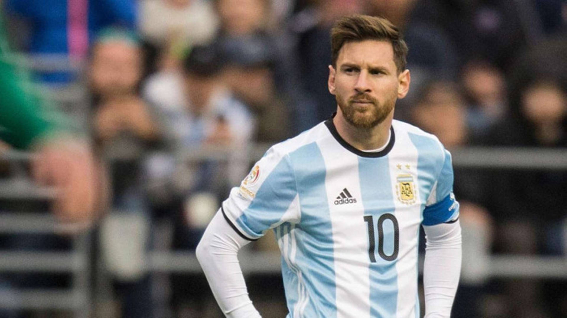 Alvorlige Lionel Messi Argentina Fans Giver Din Baggrund Til Computeren. Wallpaper