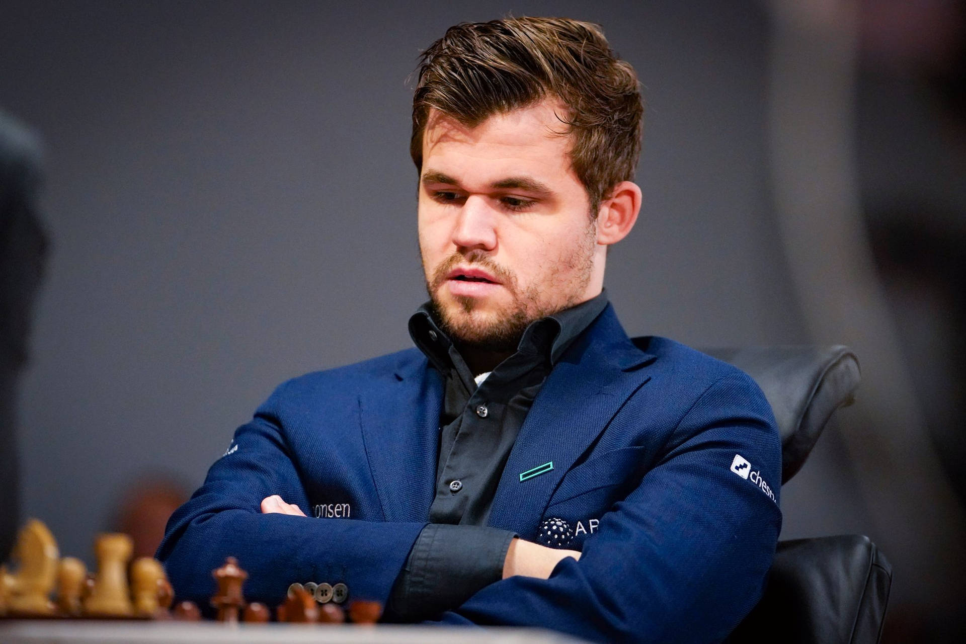 Il Serio Magnus Carlsen Sfondo