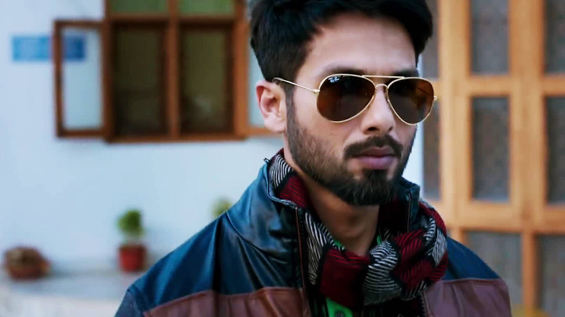 Serious Shahid Kapoor Wearing Glasses Background