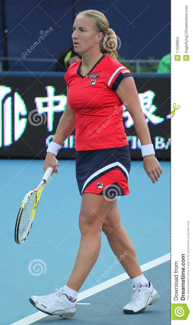 Focused Svetlana Kuznetsova Strolling on Tennis Court Wallpaper