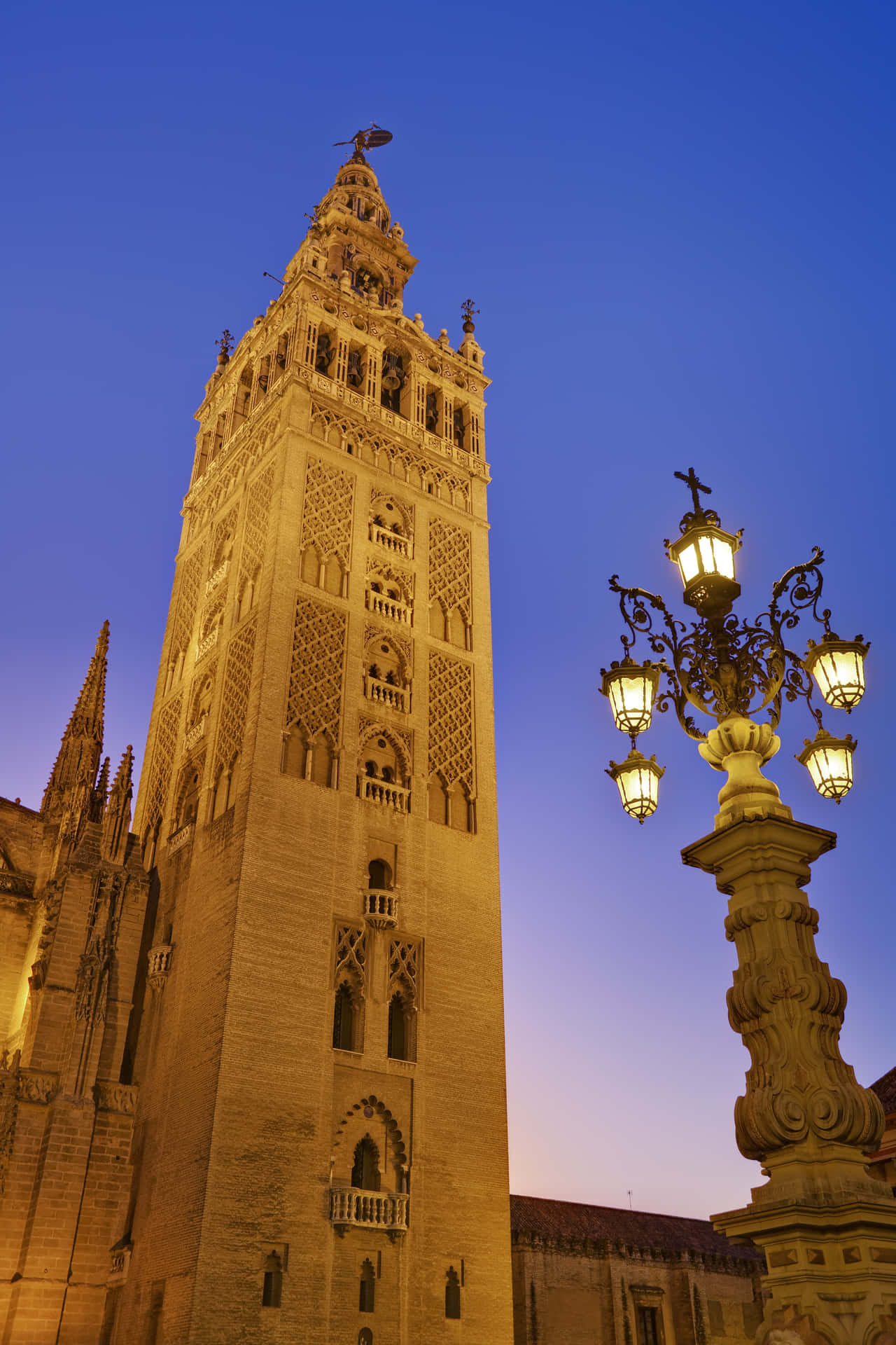 Glockenturmder Kathedrale Von Sevilla Bei Sonnenuntergang Wallpaper