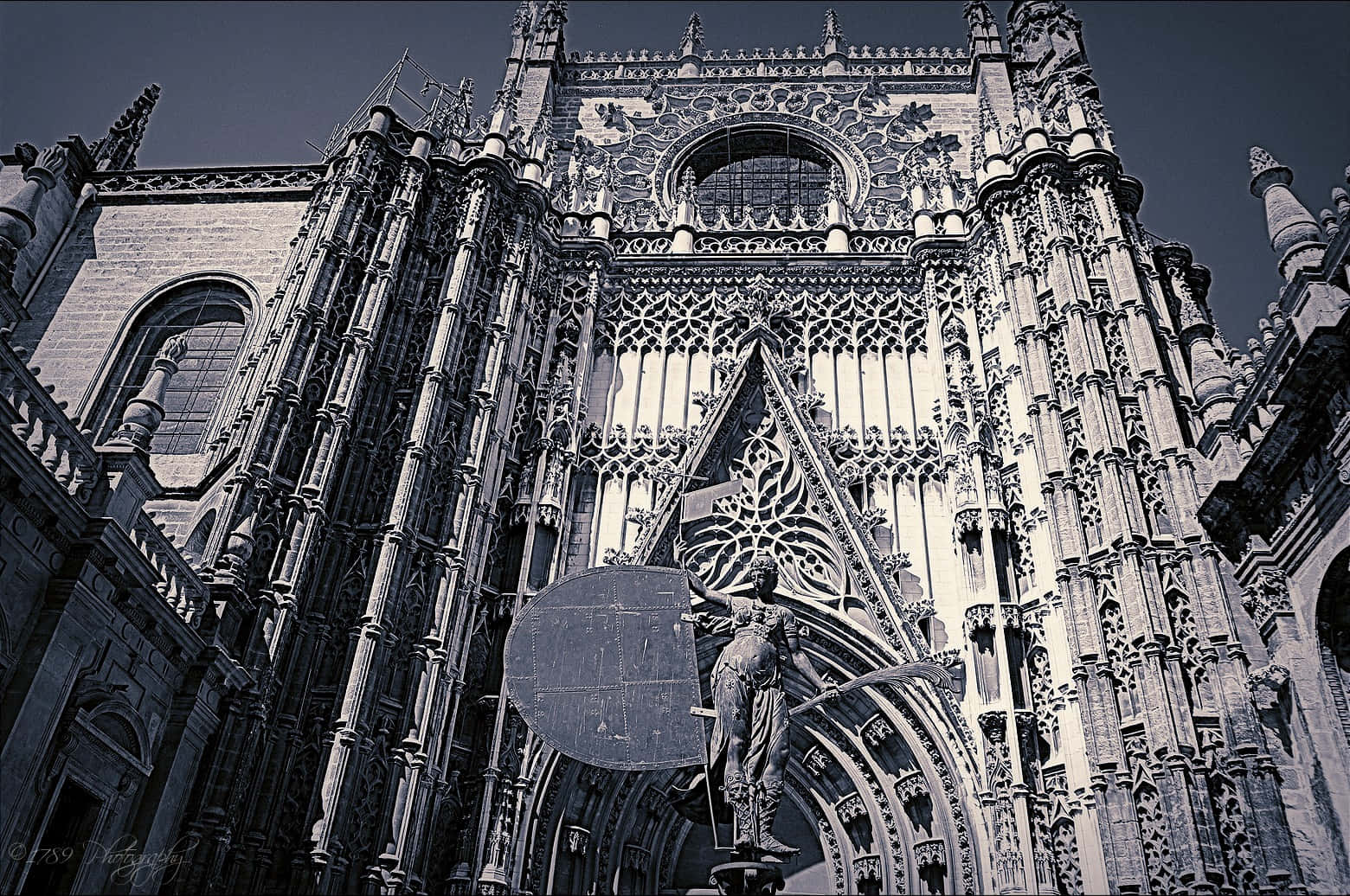 Catedralde Sevilla En Blanco Y Negro Fondo de pantalla