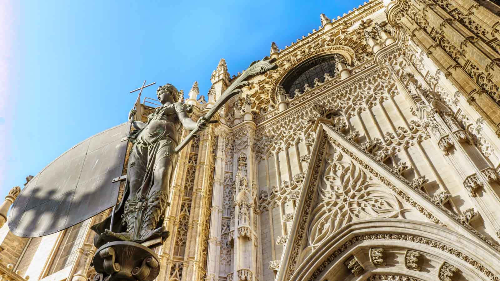 Fotode La Catedral De Sevilla Vista Desde El Suelo Fondo de pantalla