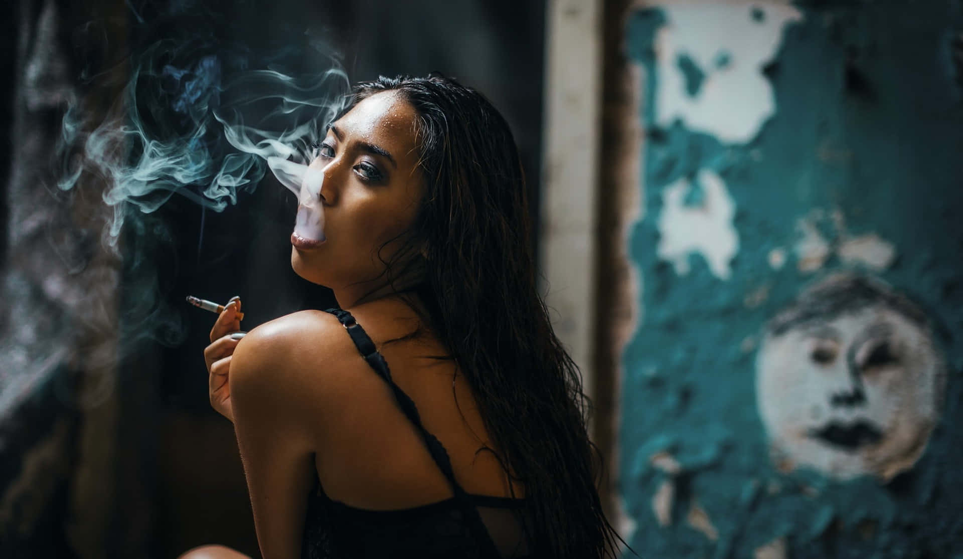 Sexyasiatisches Mädchen Raucht Wallpaper
