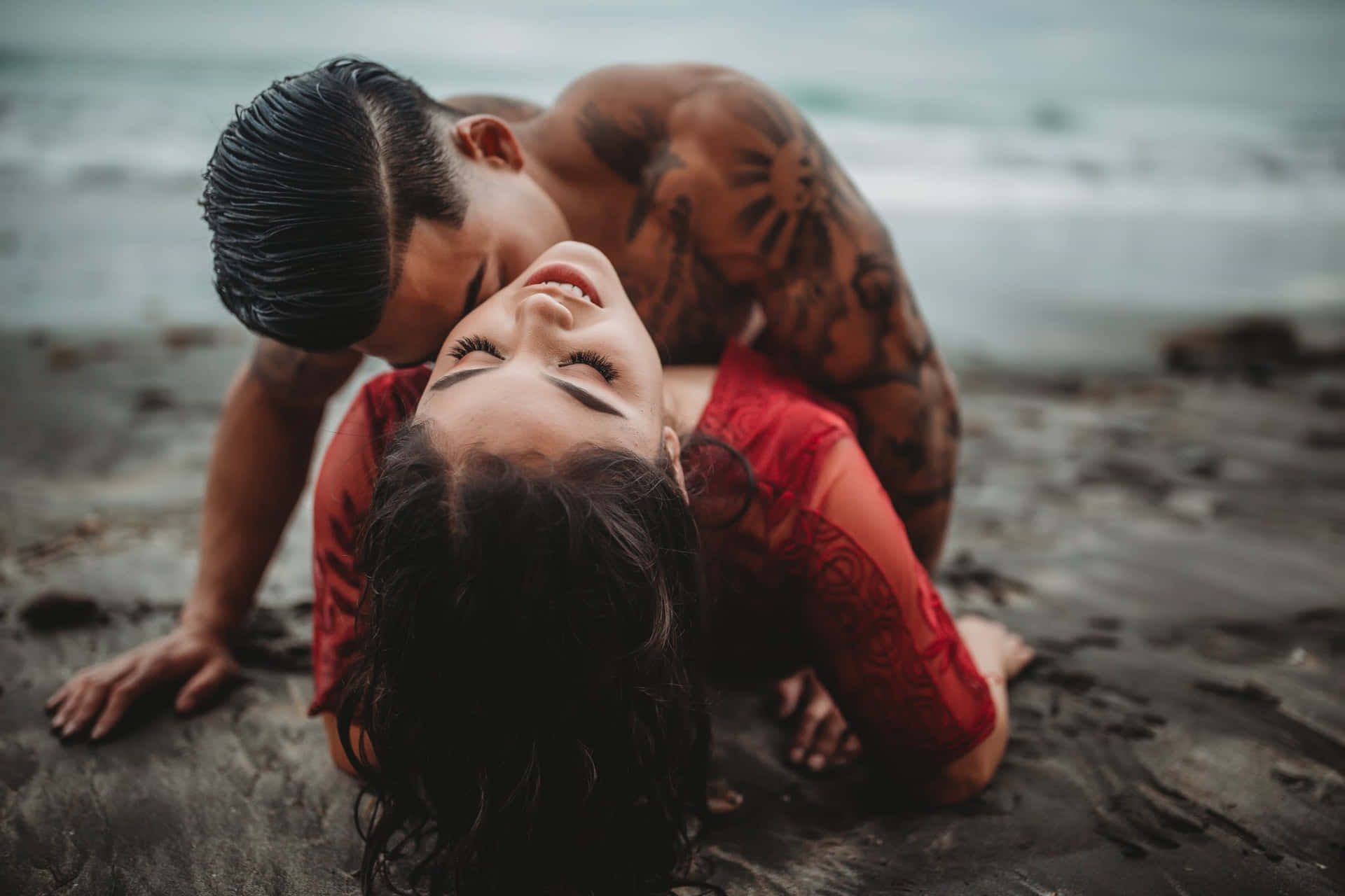 Sexy Beach Couple Kissing Wallpaper