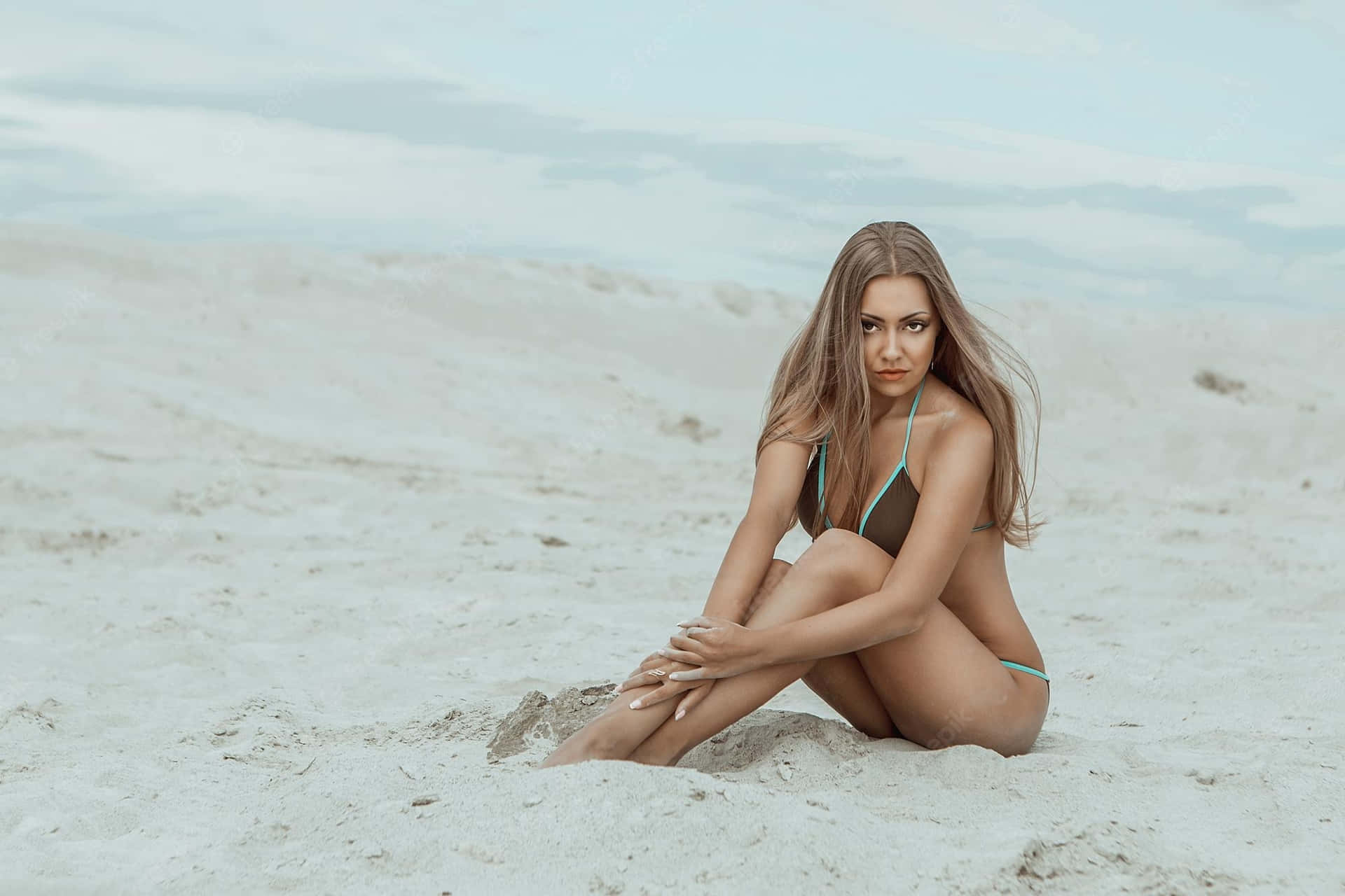 Sexigstrandmodell Poserar På Vit Sand. Wallpaper