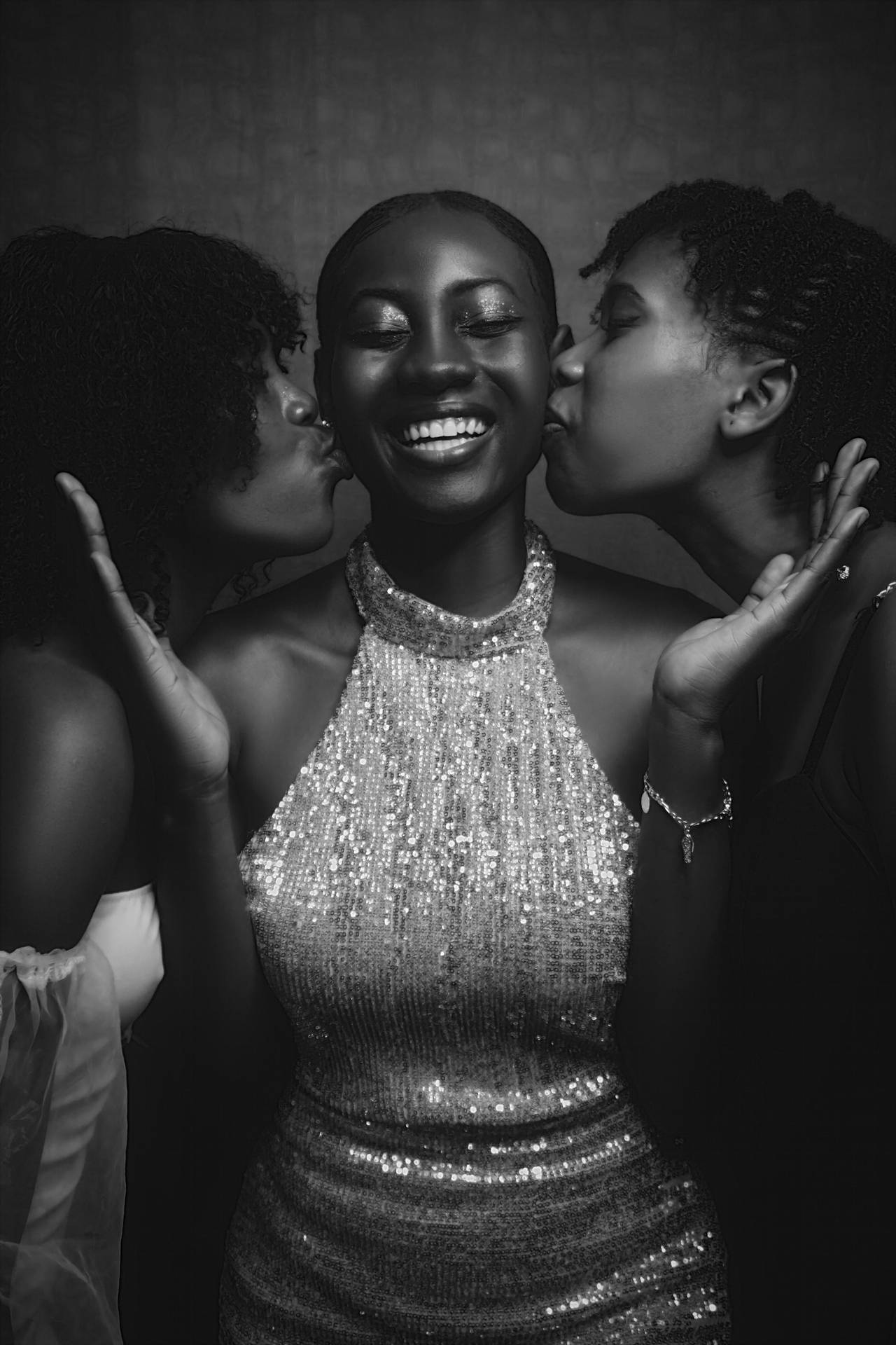 Sexy sorte kvinder, der kysser hinanden Wallpaper