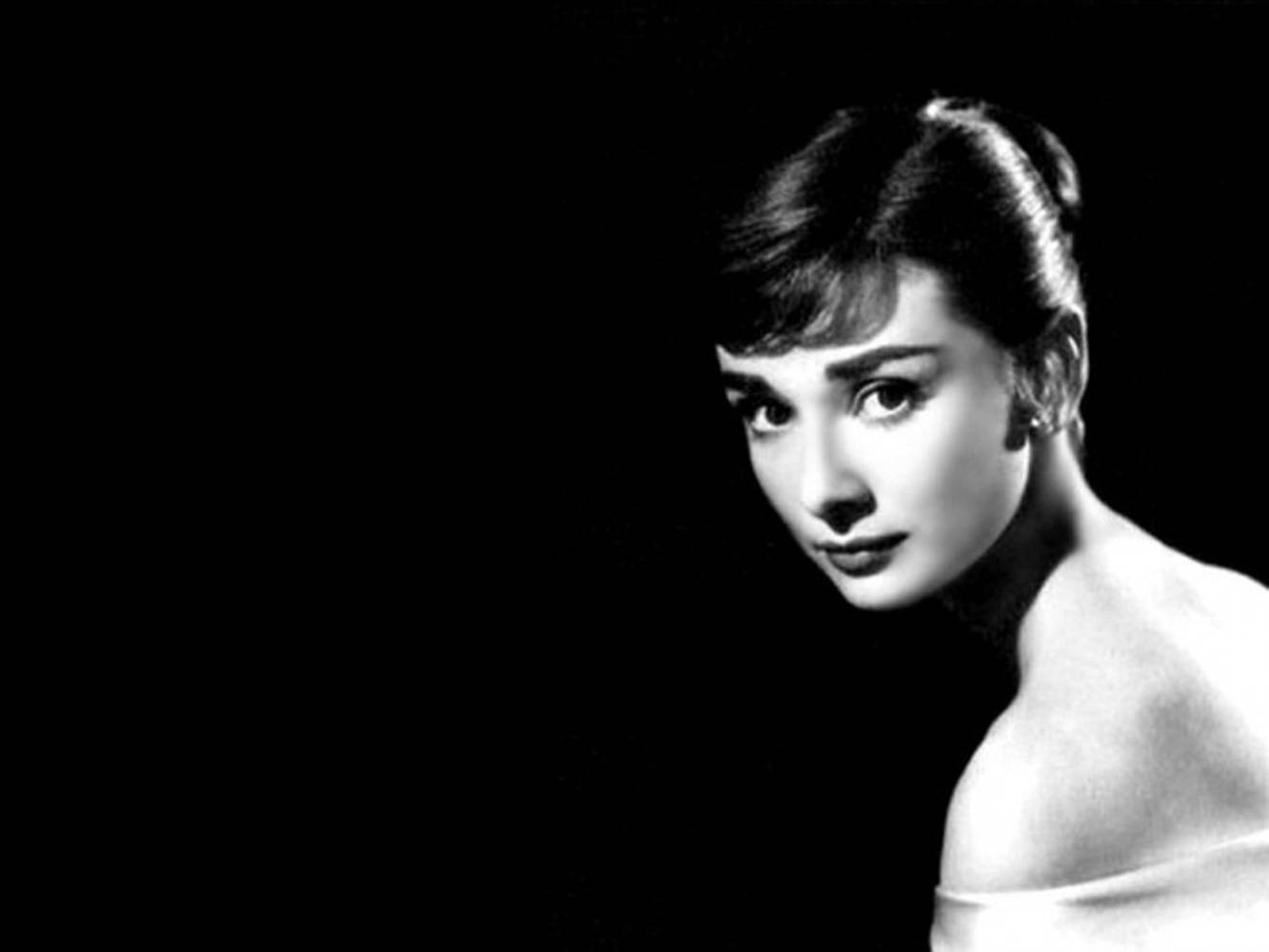 Sexy Katharine Hepburn midt i stilheden Wallpaper