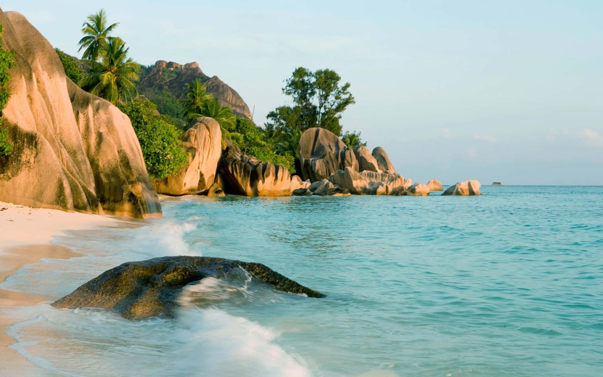 Tranquil Seychelles Beach Paradise Wallpaper