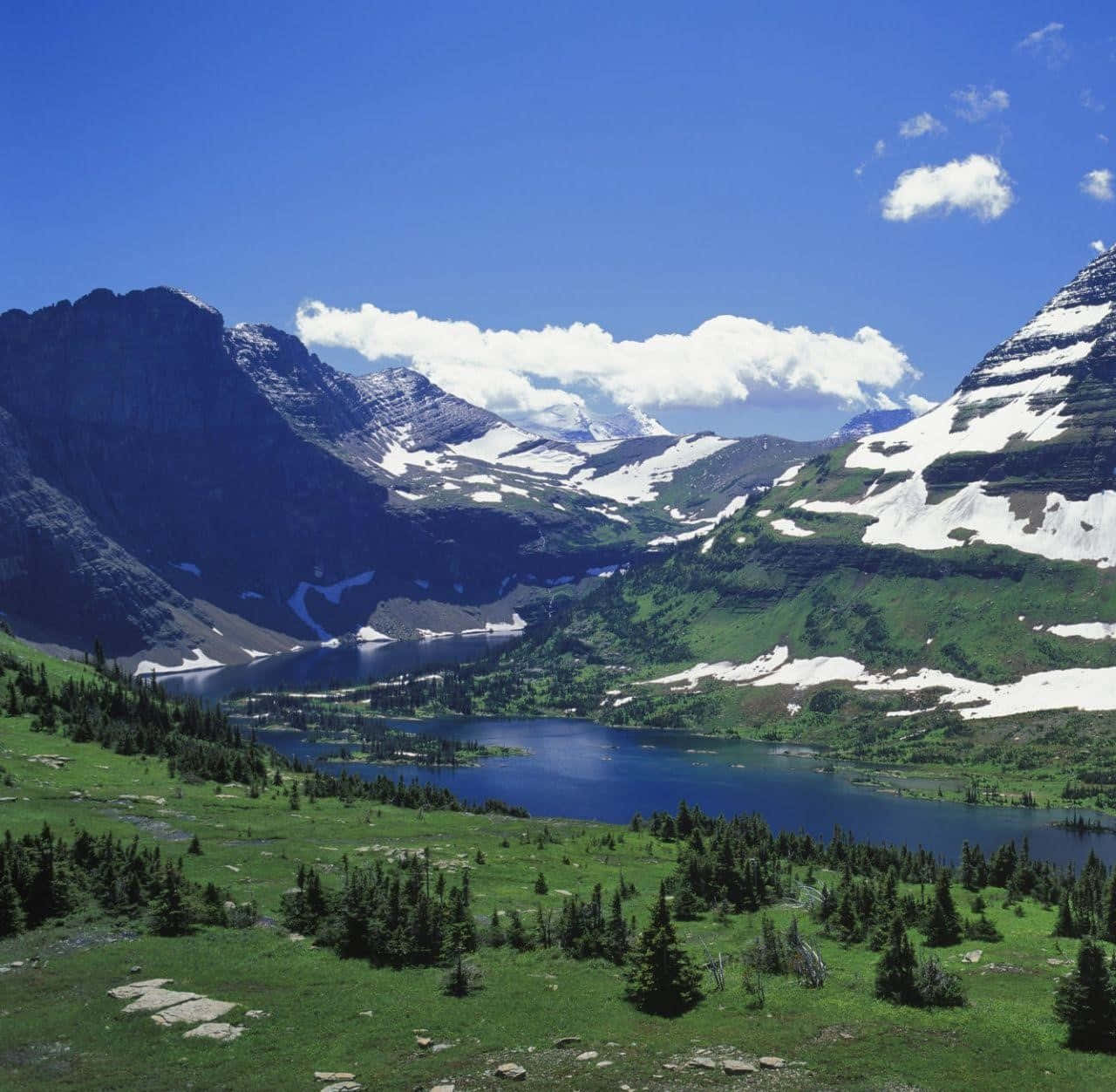 Sfondocomputer O Mobile: Suggestivo Paesaggio Del Montana Con Montagne Innevate E Colline Ondulate