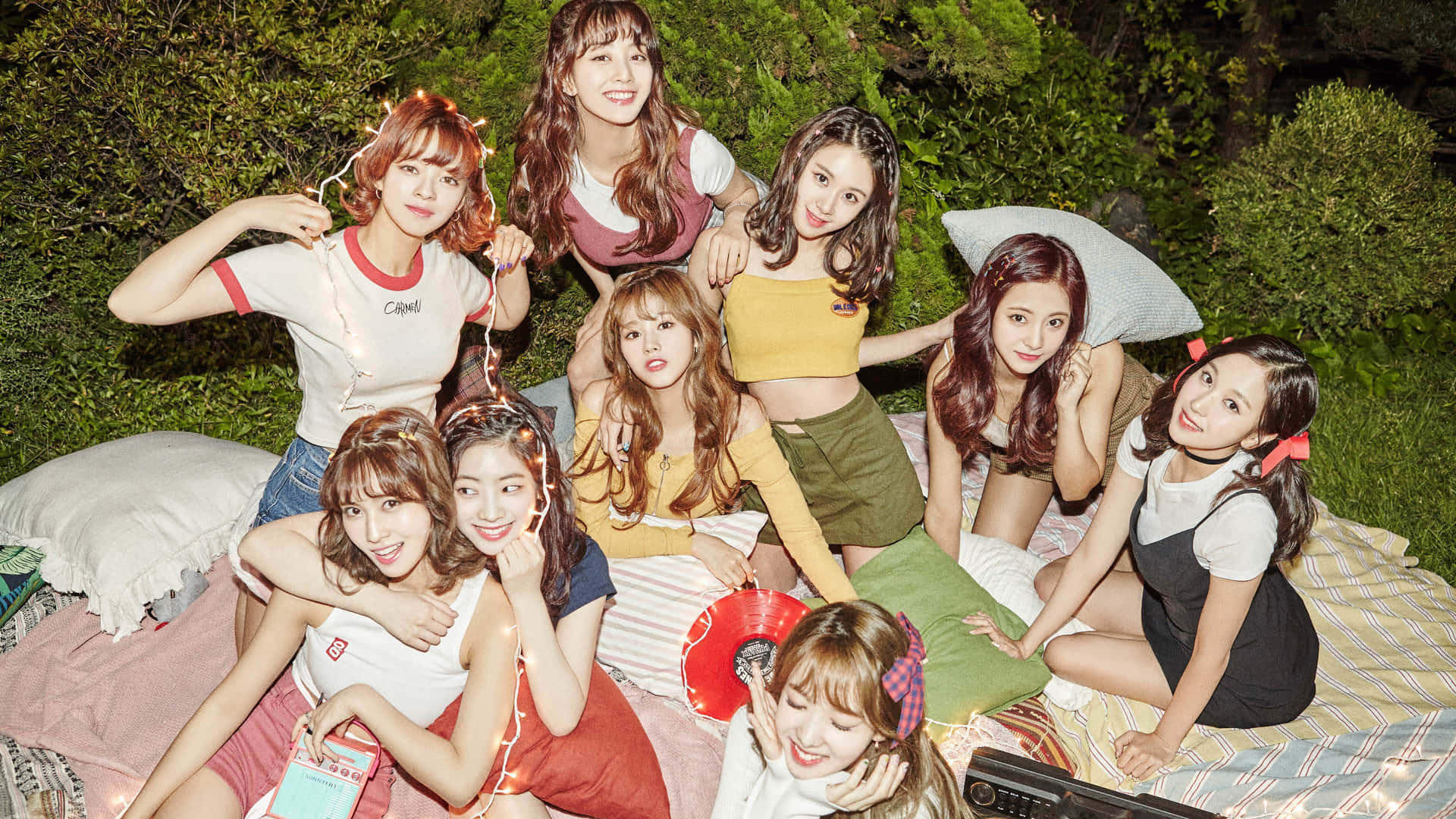 [sfondowallpaper Delle Twice: Foto Di Gruppo Colorata E Vibrante Dei Membri Su Uno Sfondo Blu Cielo]