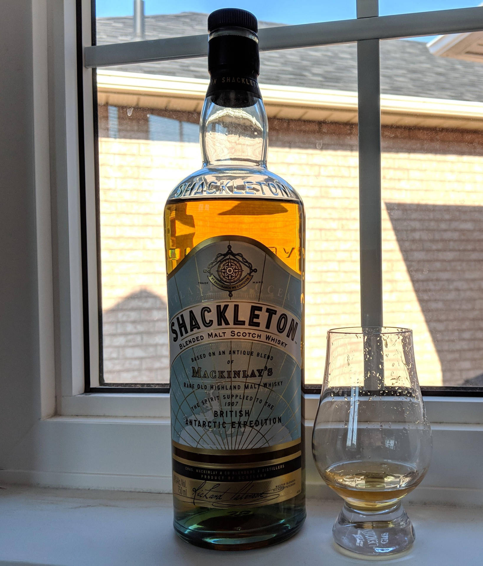 Shackletonscotch Whiskey-flaska Mot Fönster Som Bakgrundsbild. Wallpaper