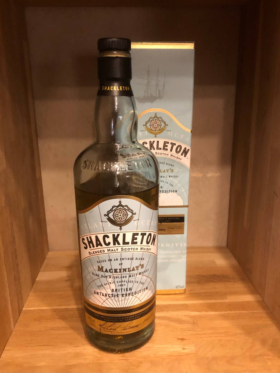 Shackleton Scotch Whiskey på en hylde. Wallpaper