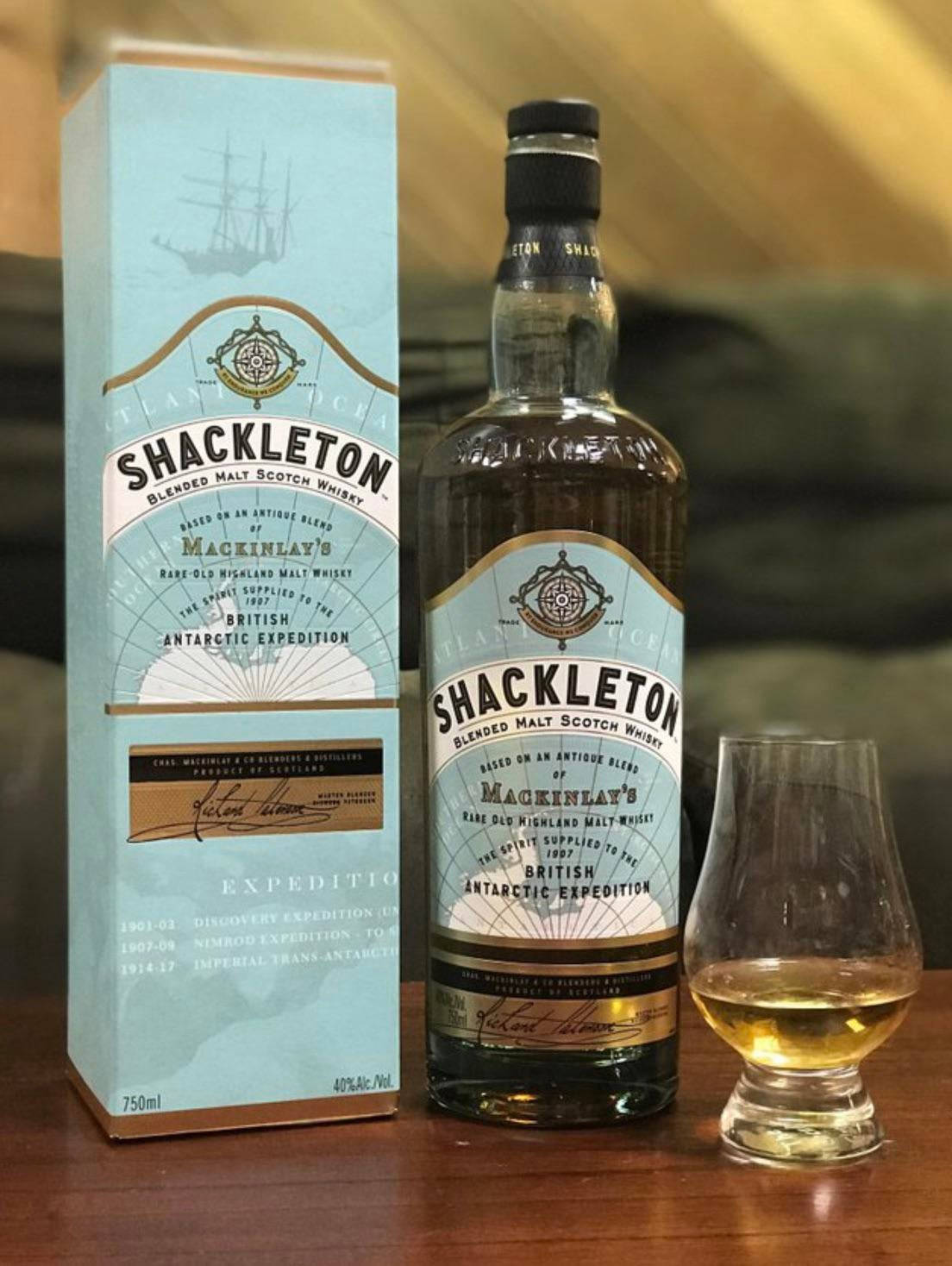 Shackleton Whiskey Glass Neatly Served er et maleri af en træstamme. Wallpaper