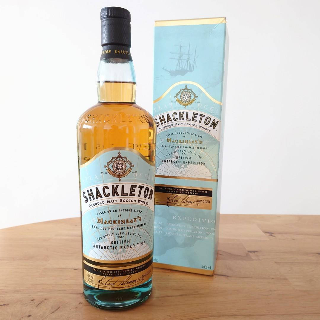 Shackleton Whisky On A Wooden Table Wallpaper