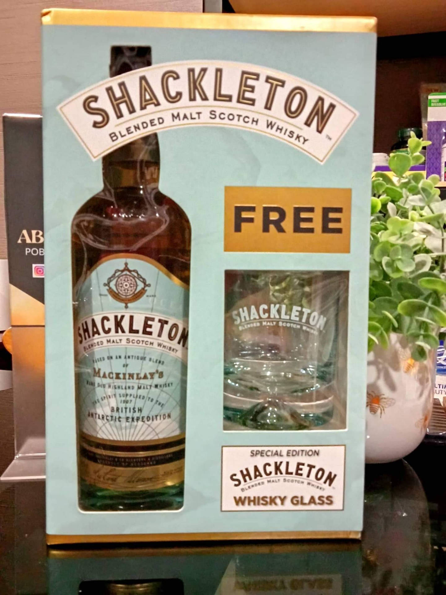 Scatolaedizione Speciale Di Whisky Shackleton Sfondo