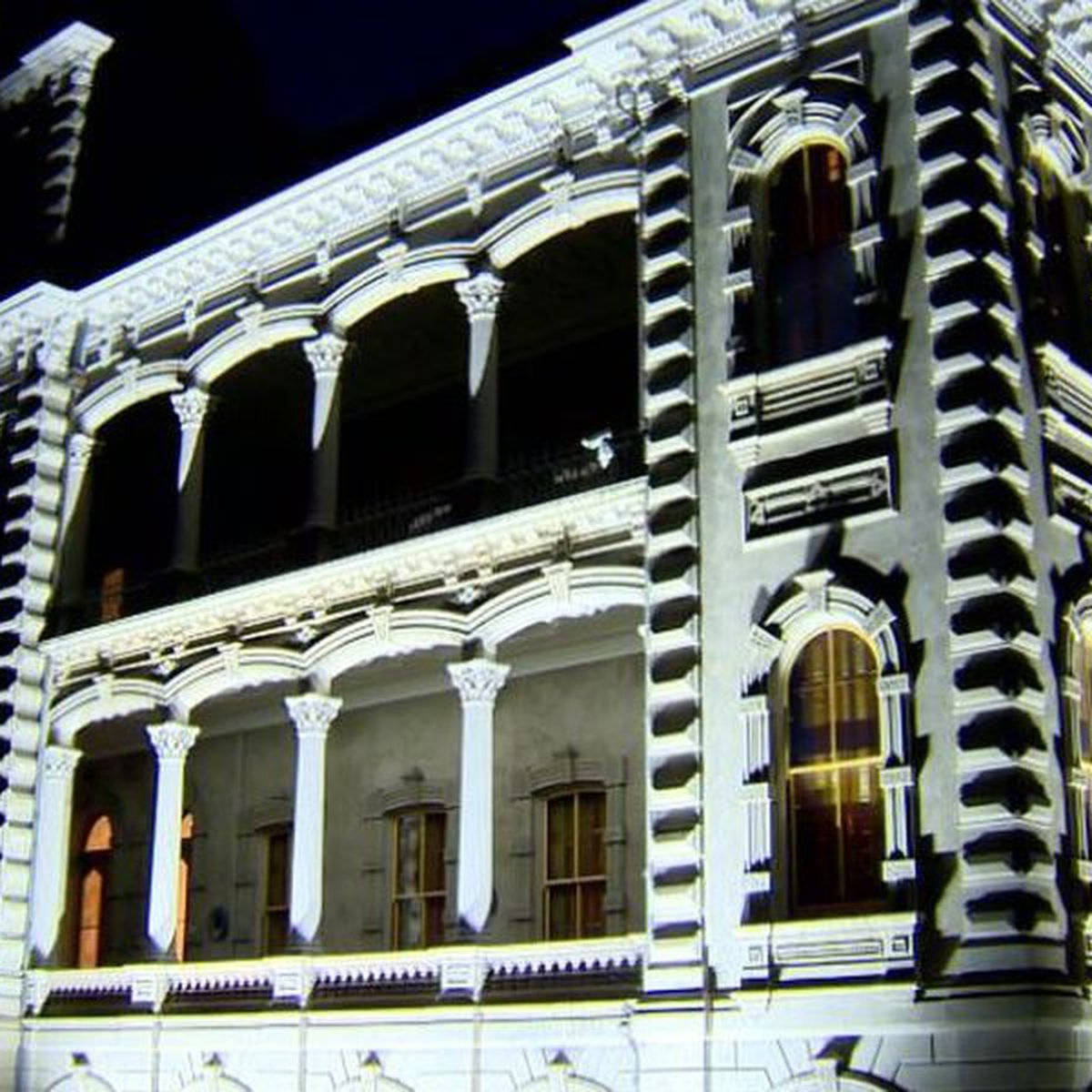 Shadowed Iolani Palace At Night Wallpaper