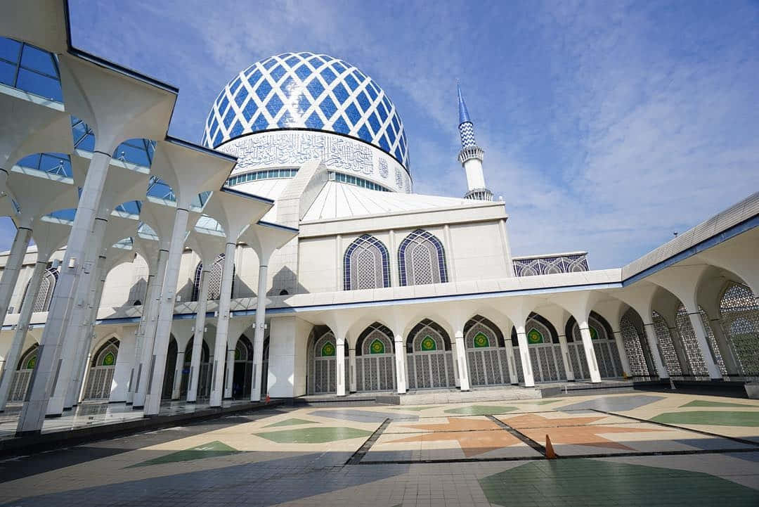 Shah Mosque On A Sunny Day Wallpaper