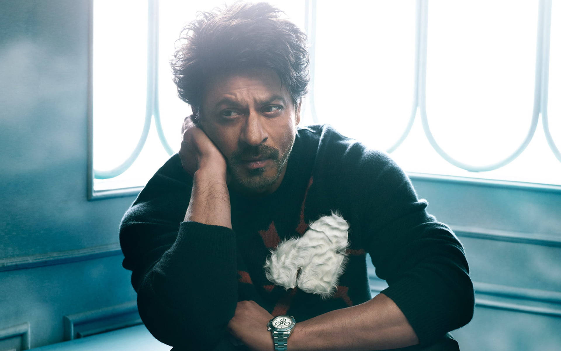 Shahrukh Khan En Una Pose Pensativa Para Gq. Fondo de pantalla