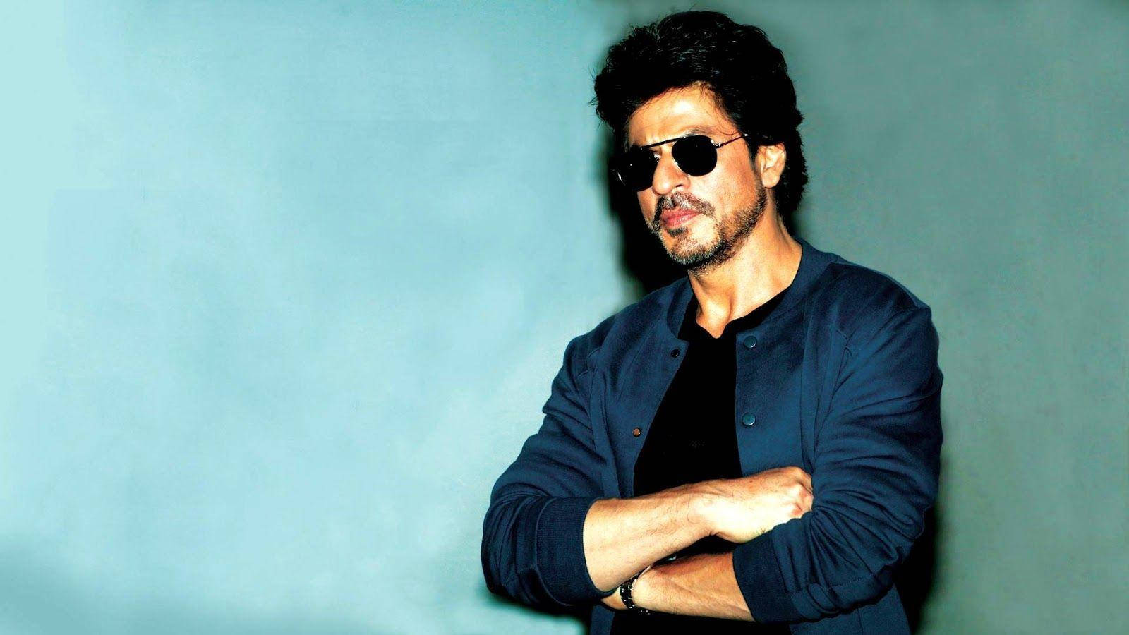 Shah Rukh Khan strikes his ICONIC pose at an event