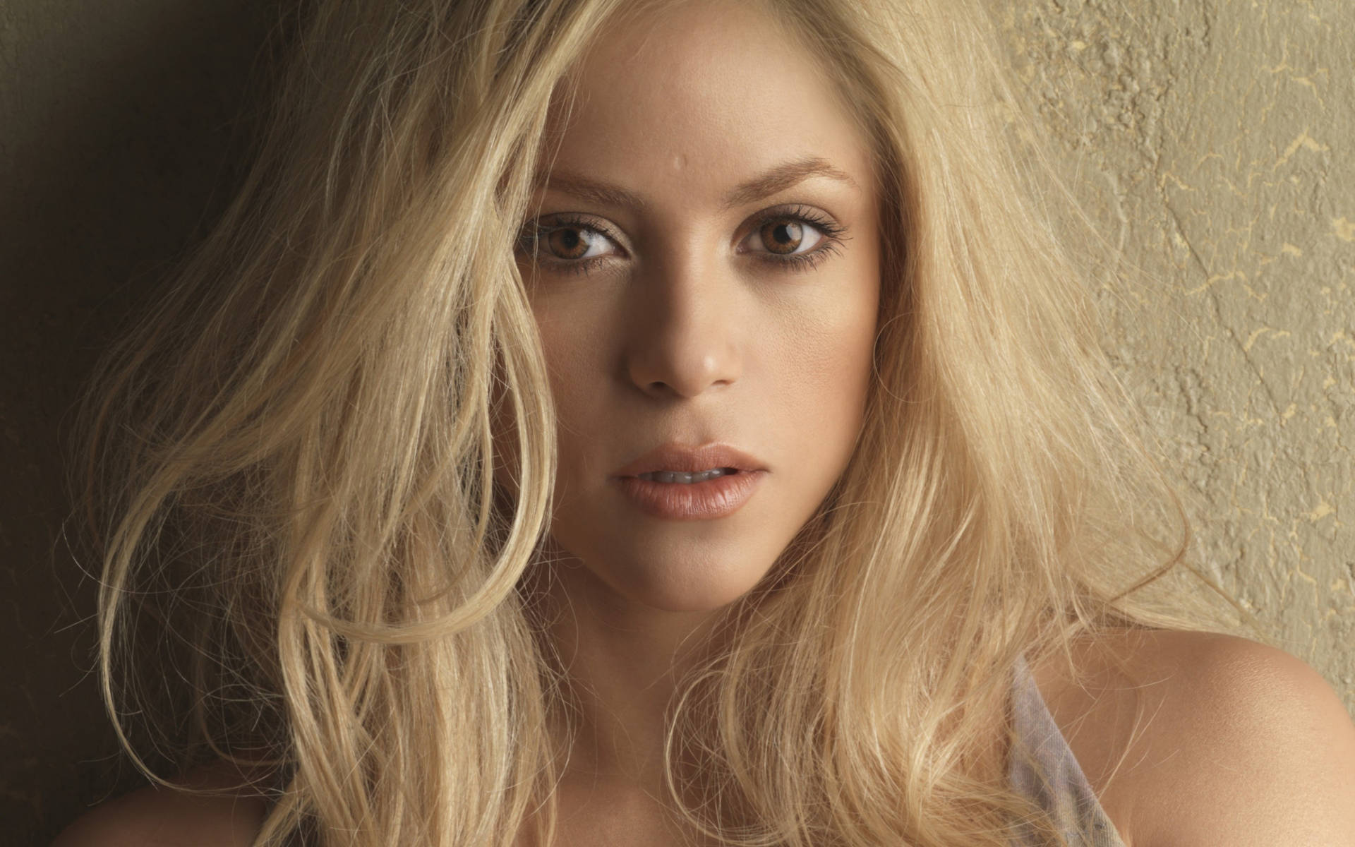 Shakira Close-Up Tapet: Se den smukke sangstjerne bagved sin mikrofon. Wallpaper