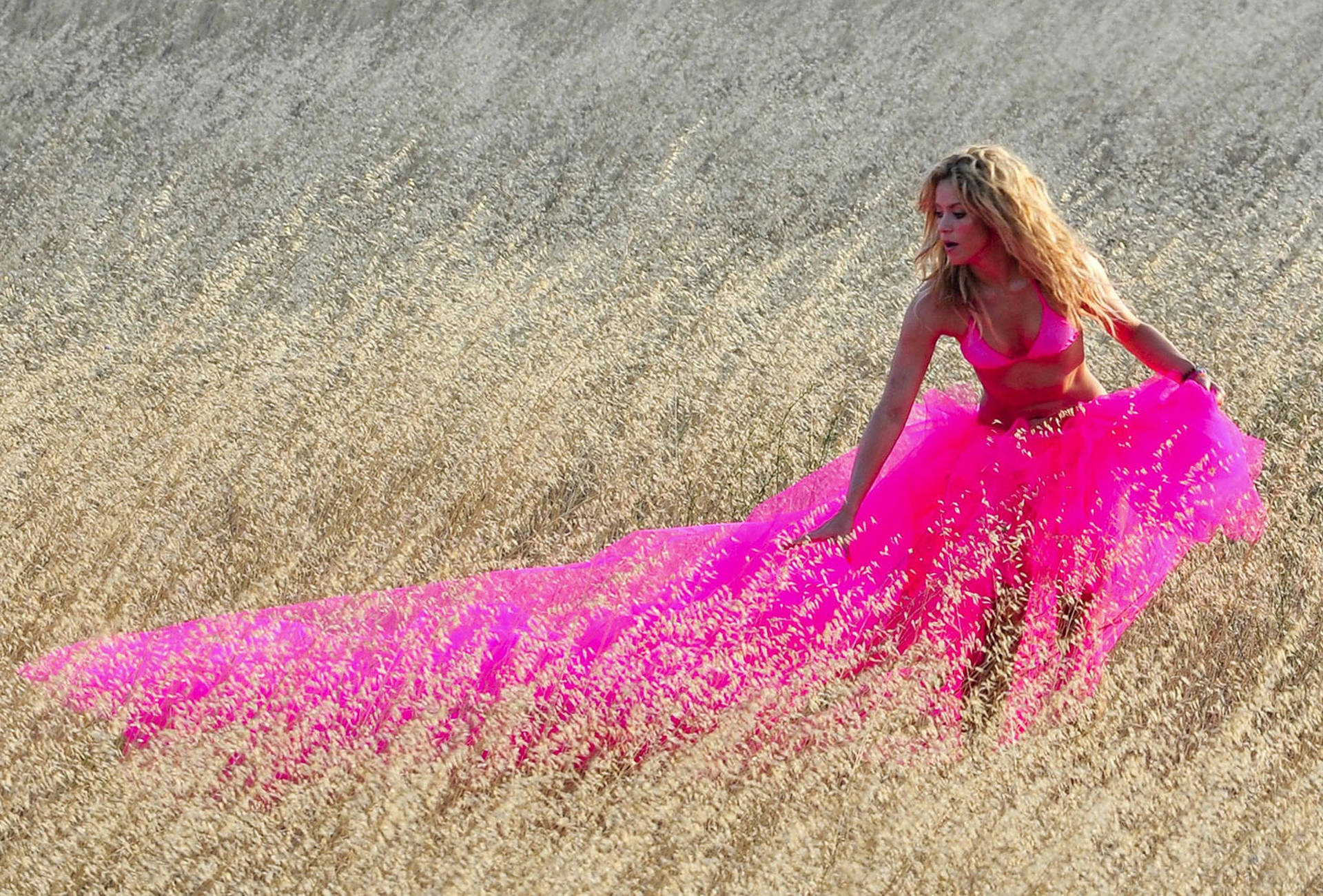Shakira Field Photoshoot Wallpaper