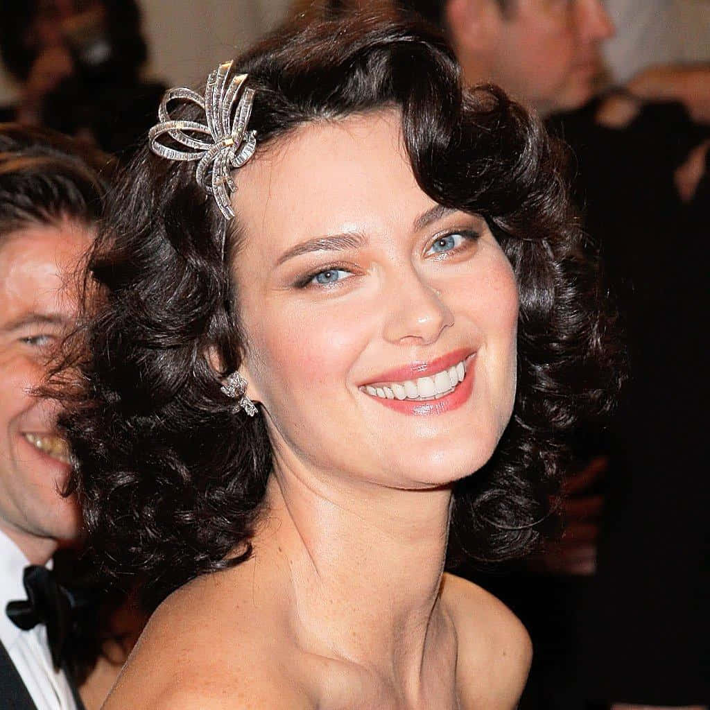 Shalom Harlow Stråler Eleganse I Høymoteantrekk Bakgrunnsbildet