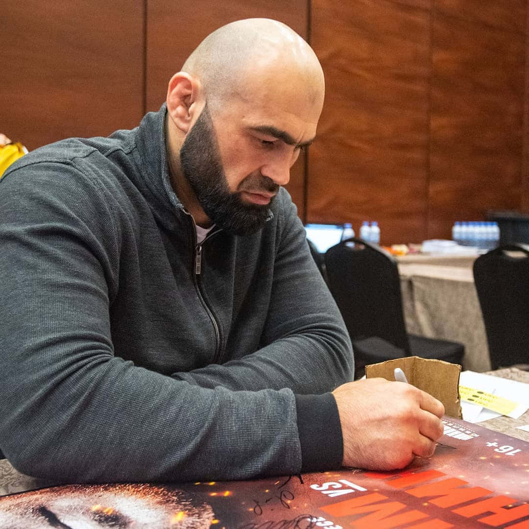 Shamil Abdurakhimov Signing Autographs Wallpaper