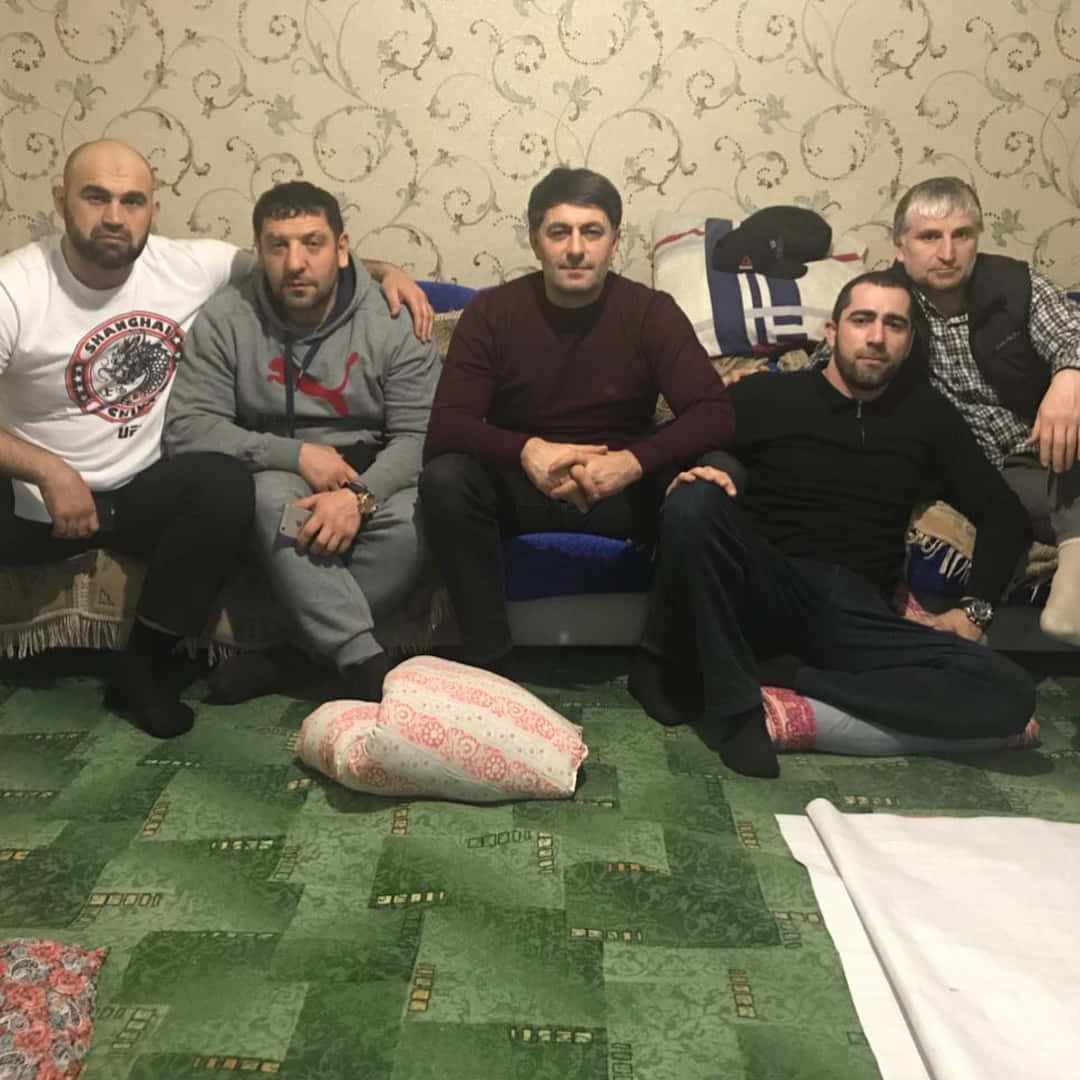Shamil Abdurakhimov Sitting With Friends Wallpaper
