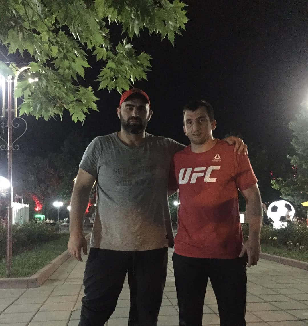 Shamil Abdurakhimov med mand i UFC t-shirt Wallpaper