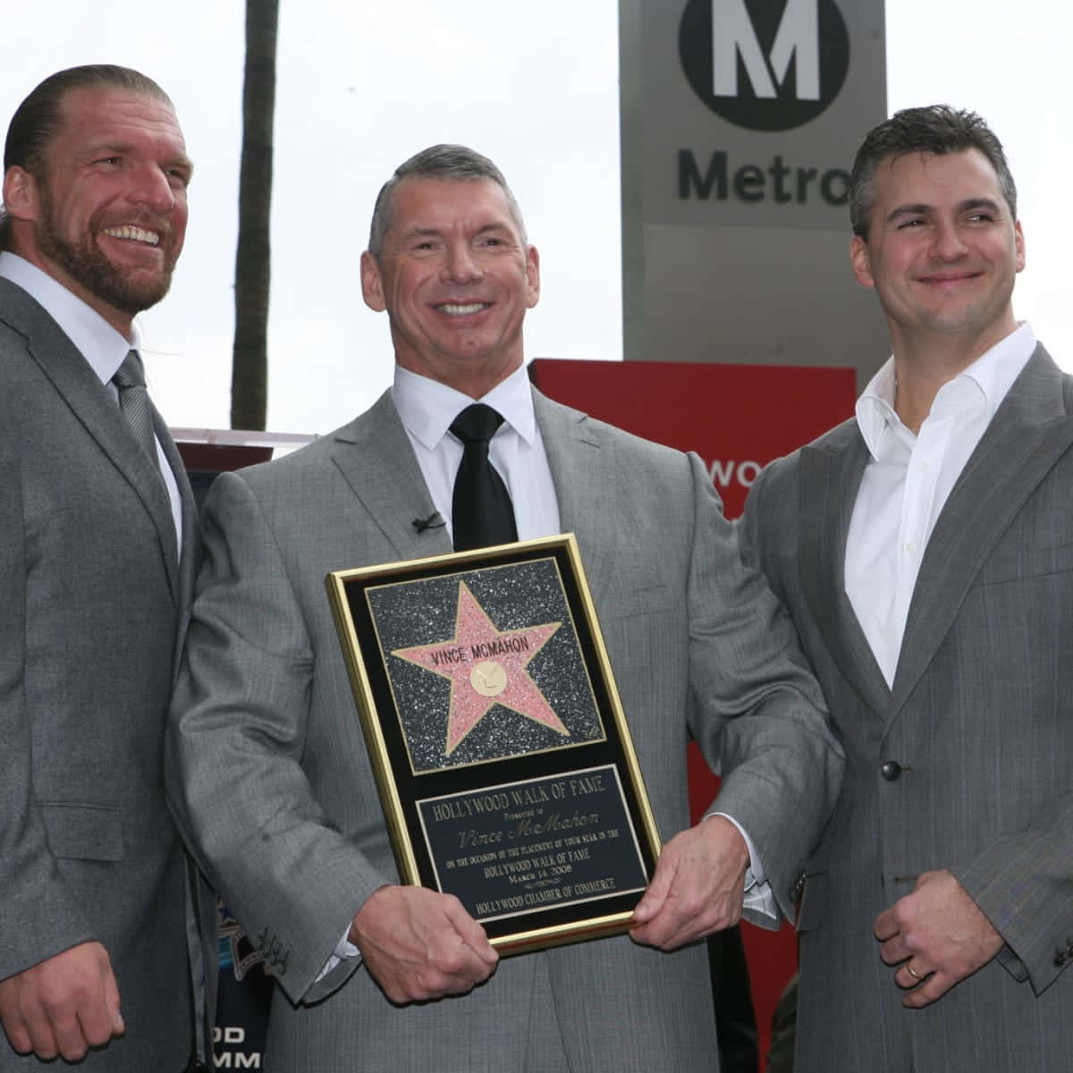 Shane McMahon poserer sammen med Vince McMahon og Triple H tapet. Wallpaper