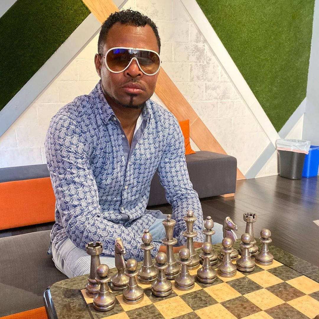Shane Mosley Playing Chess Wallpaper