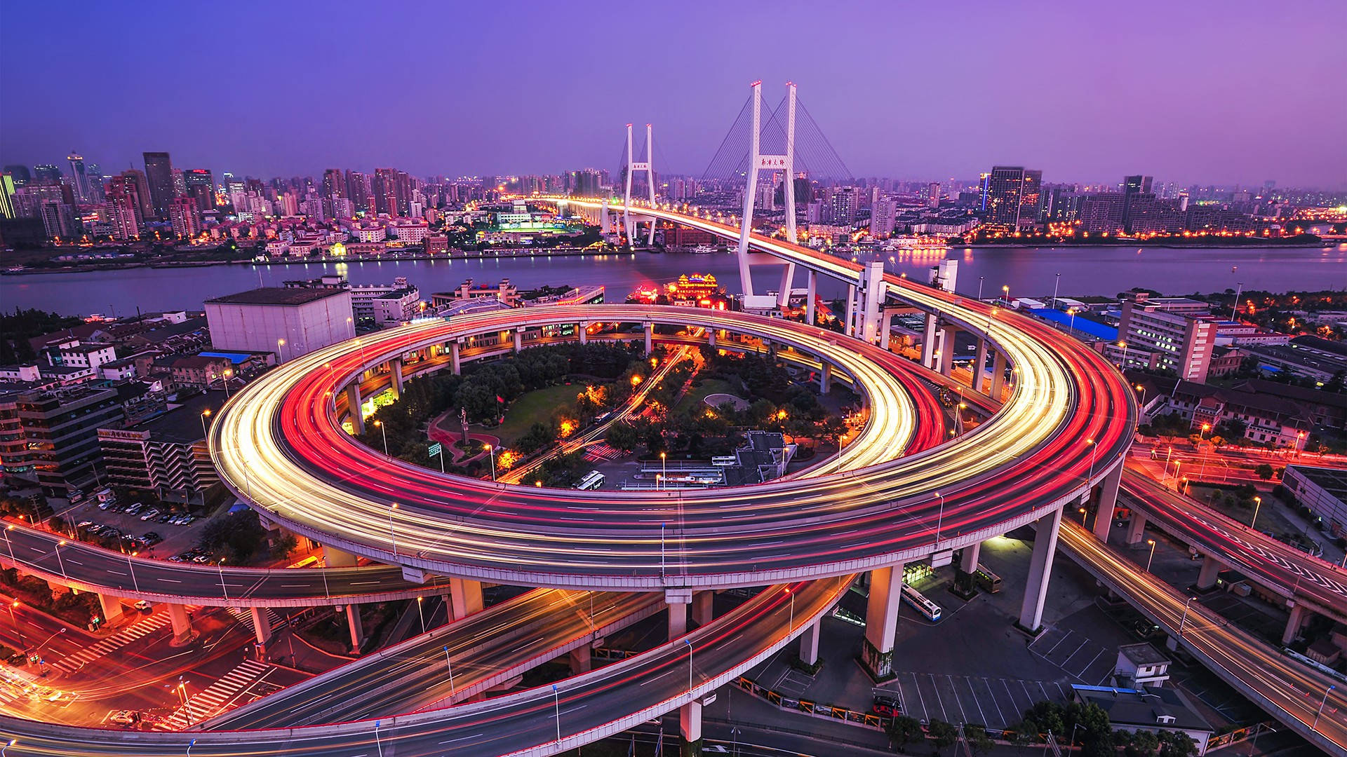 Puenteen Forma De Espiral En La Ciudad De Shanghái. Fondo de pantalla