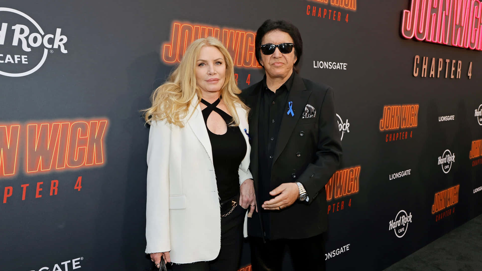 Shannon Tweed En Partner Op John Wick Hoofdstuk 4 Premiere Achtergrond