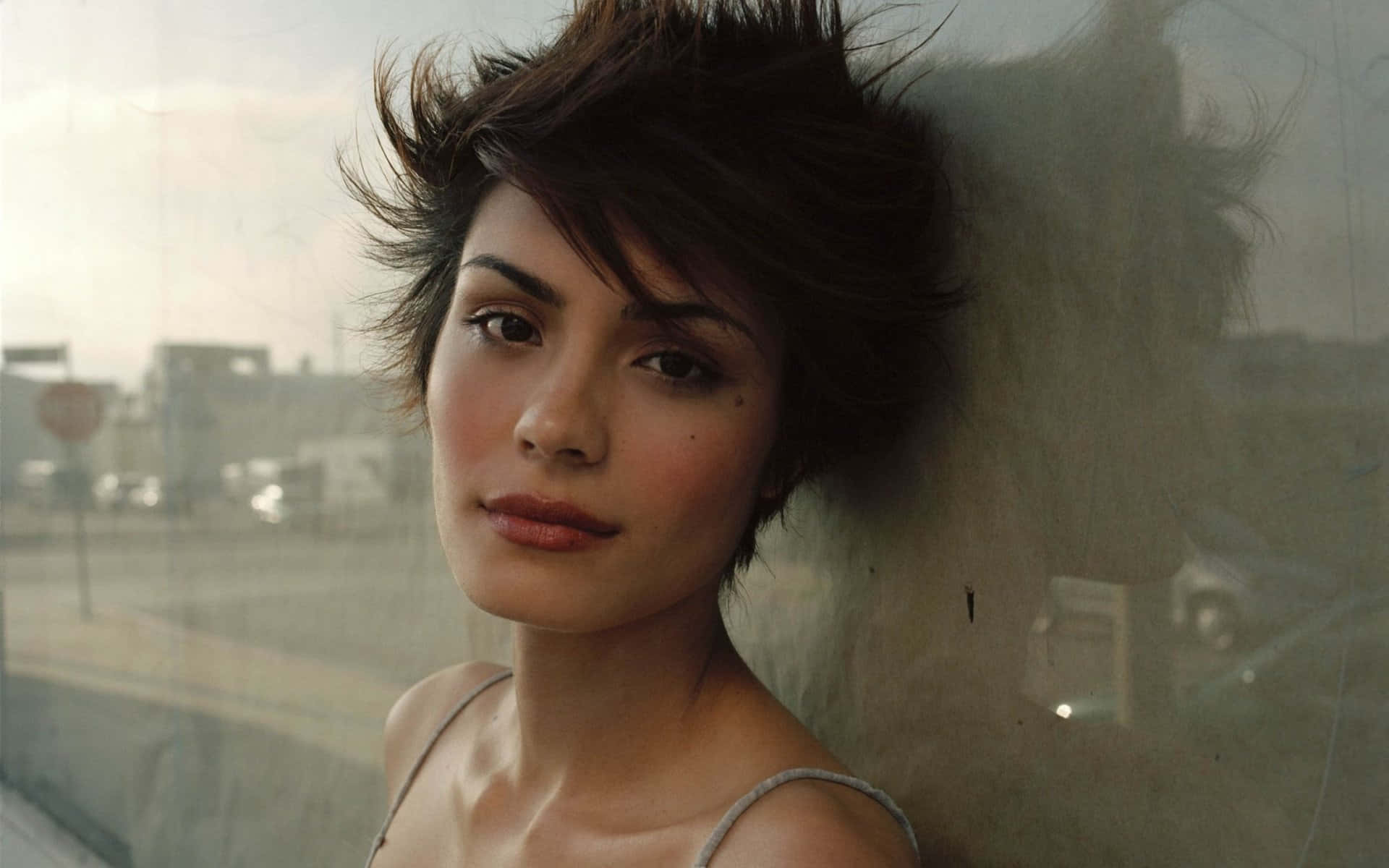 Shannyn Sossamon posing with an enigmatic smile Wallpaper