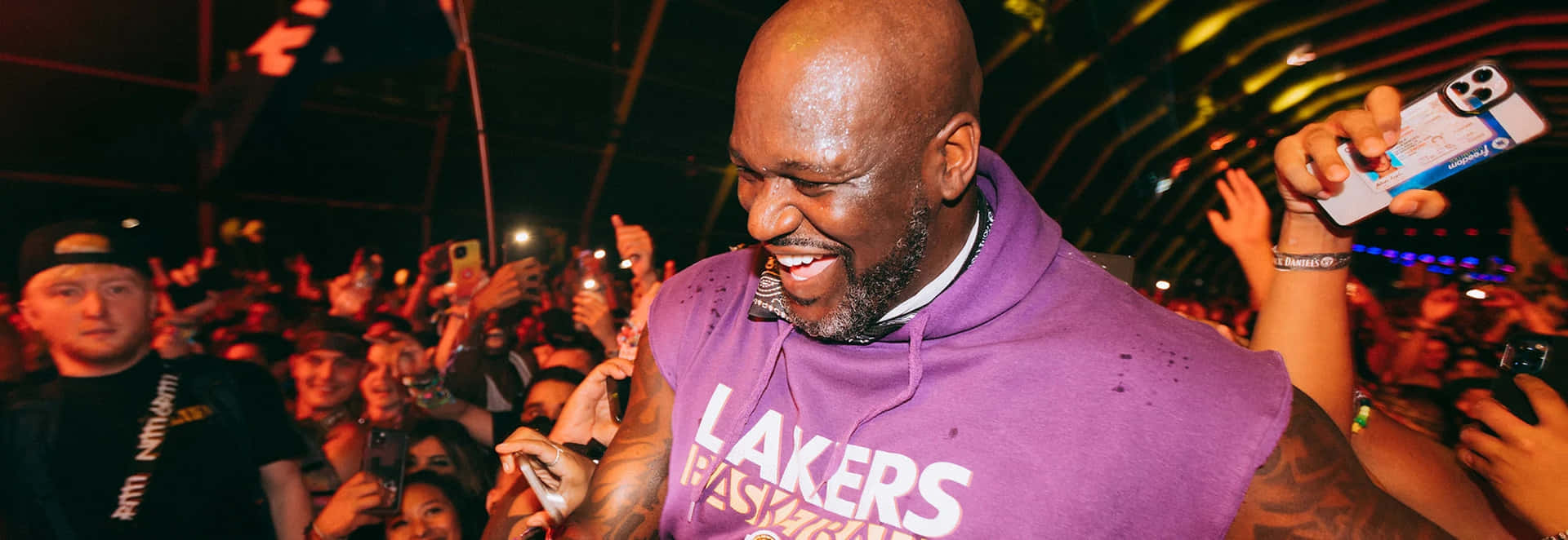 Shaq Profitant De L'événement Avec Des Fans Fond d'écran