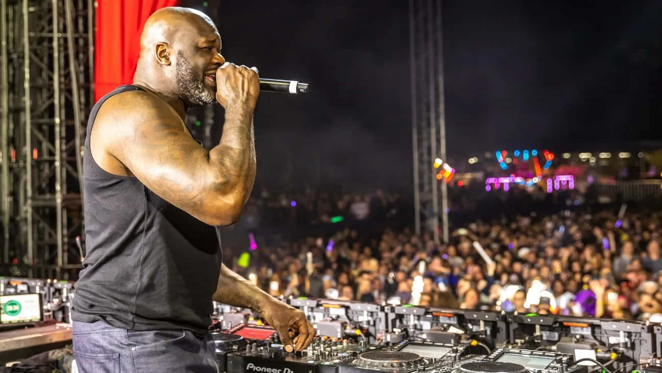 Shaq En Train De Jouer En Tant Que Dj La Nuit Fond d'écran